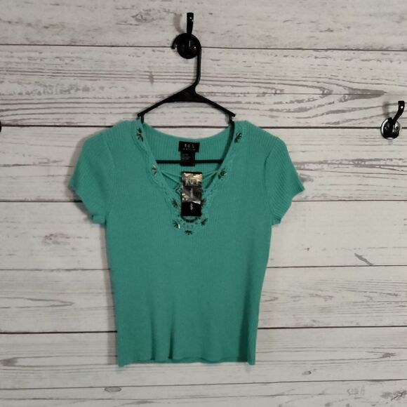 NWT: "R.Q.T." woman's shirt  - Picture 2 of 8